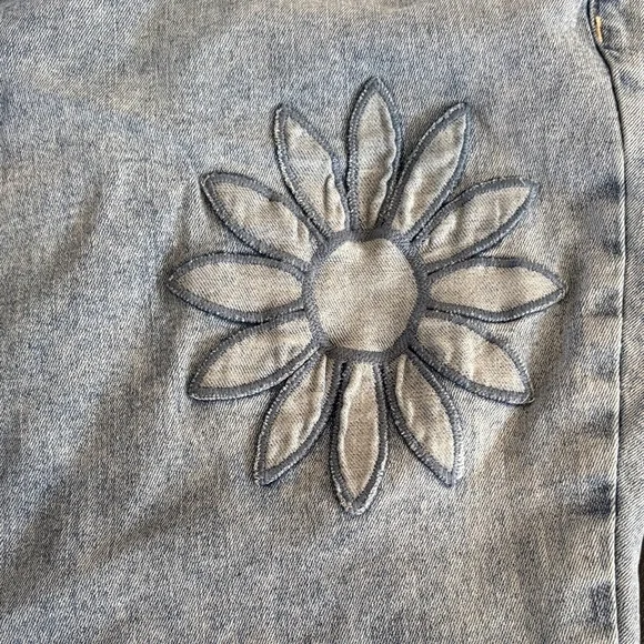 #PG923- Poppy & Grace Light Wash Cropped Capri with Daisy Appliqué- 18W - Picture 7 of 12